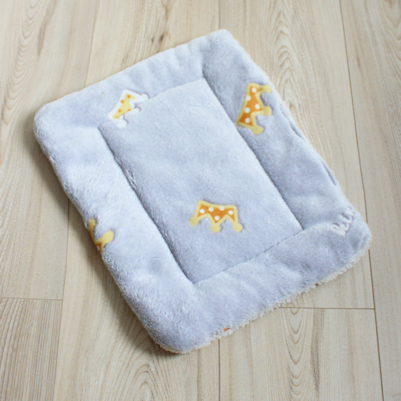 Thick Winter Pet Mat for Cats and Dogs - Fleece Blanket